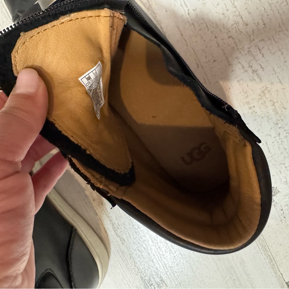 UGG Leather Tennis Shoes
Color: Black
Size: 6 - Picture 8 of 8